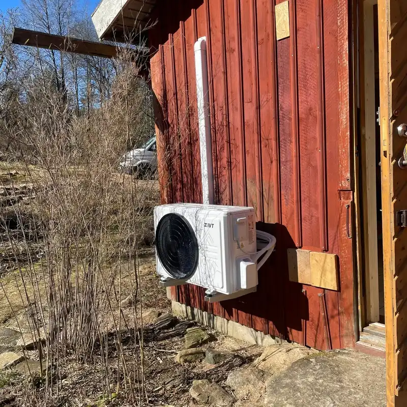 IVT Aero 704 luftvärmepump installerad utomhus i Svenljunga