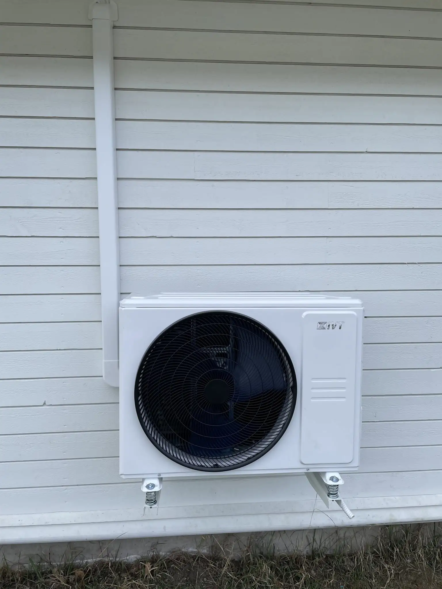 Installation av IVT Aero 705 värme- och kylpump i Sätila